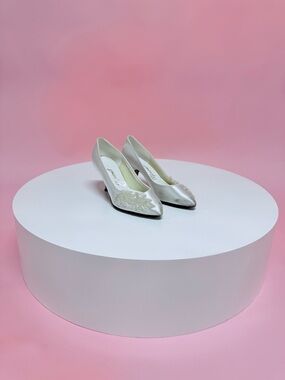 Elegant Vintage Ivory Satin Pointed Toe Pumps with Beaded Detail